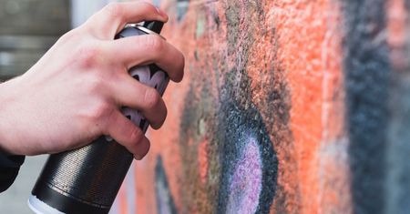 Jak usunąć graffiti? Jeden produkt bije na głowę wszystkie inne
