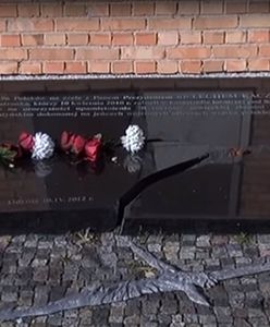 Zatrzymano mężczyznę, który zniszczył epitafium smoleńskie w Gdyni. To 20-latek