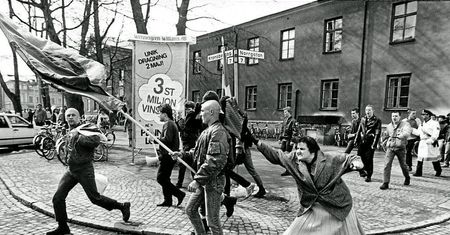 Kobieta z torebką atakuje skinheada. Za legendarnym zdjęciem stoi smutna historia