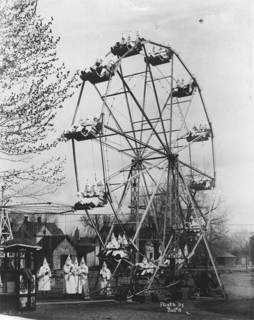 Członkowie Ku Klux Klanu na diabelskim młynie, 1926 r.