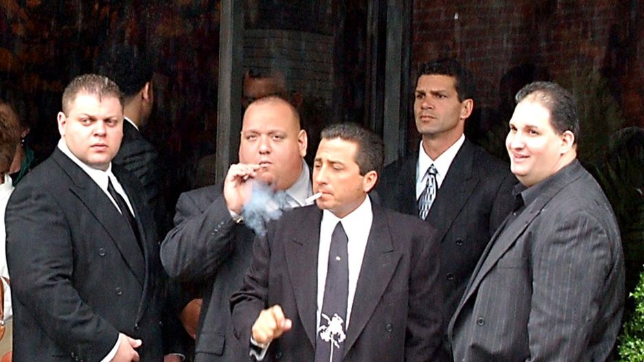 Członkowie mafijnej rodziny Gambino podczas pogrzebu Johna Gottiego w 2002 r.