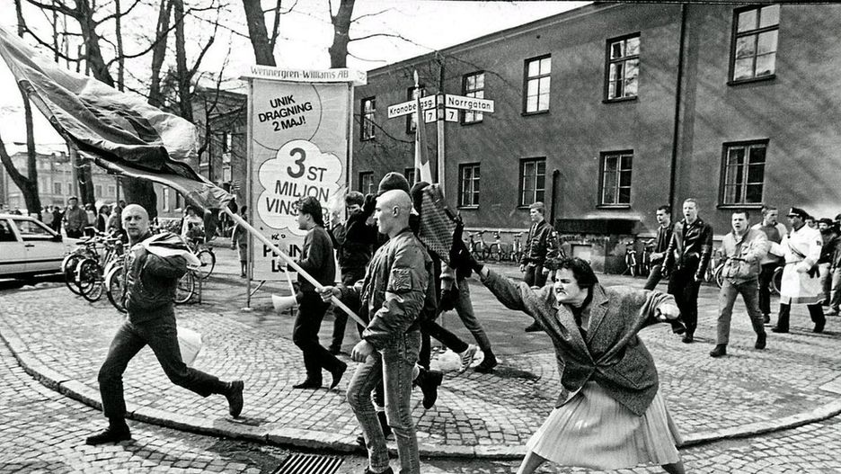 Zdjęcie kobiety atakującej torebką neonazistę zrobiono 13 kwietnia 1985 r.