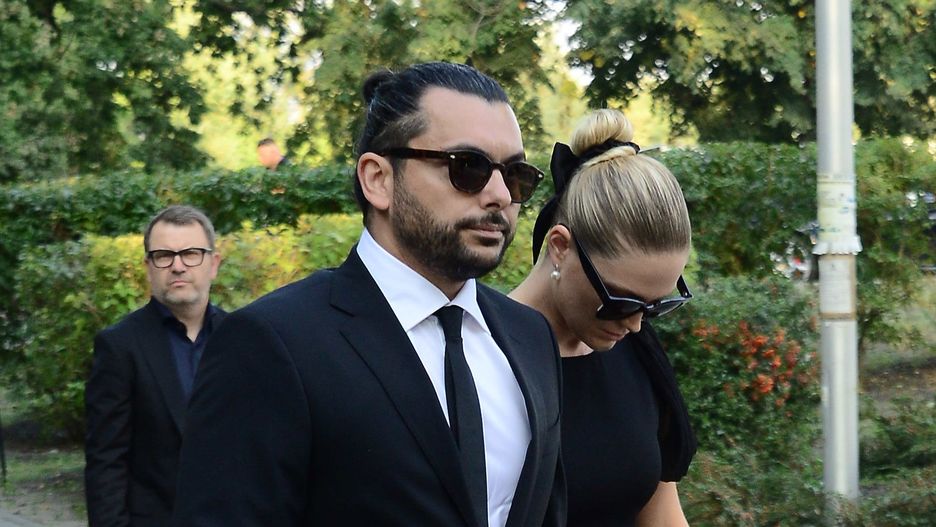 Kamil Haidar i Zofia Ślotała na pogrzebie Piotra Woźniaka-Staraka w Konstancinie-Jeziornej