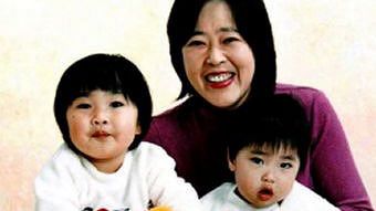 Takako Minagawa z dziećmi.