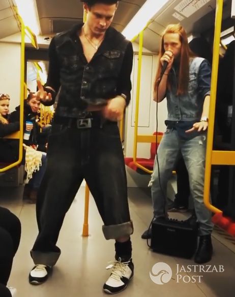 Adam Fidusiewicz tańczy w metrze