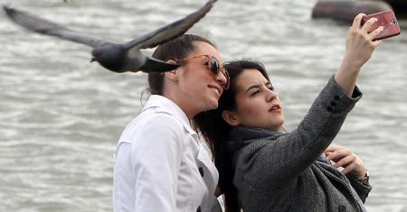 Niemcy ostrzegają: robiąc selfie złapiesz wszy