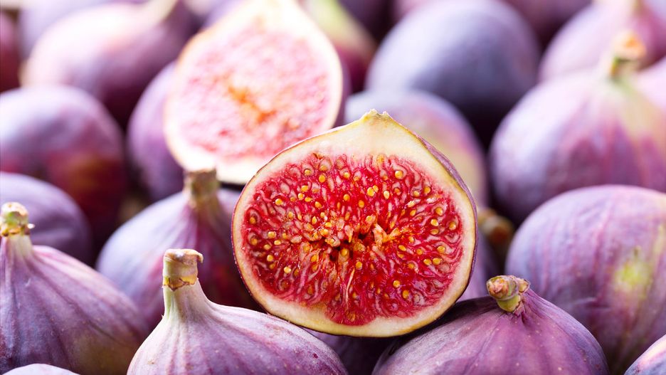 Świeże figi mają delikatną skórkę i słodki miąższ.