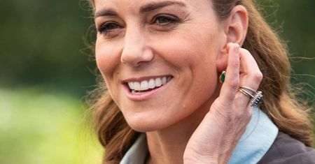 Księżna Kate nosi biżuterię za… 80 złotych. Przepiękny dodatek jak od Diora jest wciąż dostępny w popularnej sieciówce