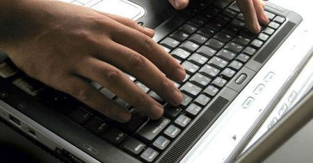 Proponował dzieciom wymianę nagich zdjęć. 62-latek został zatrzymany