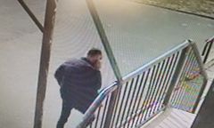 Atak pedofila przed szkołą. "Szarpnął 15-latkę za spódnicę"