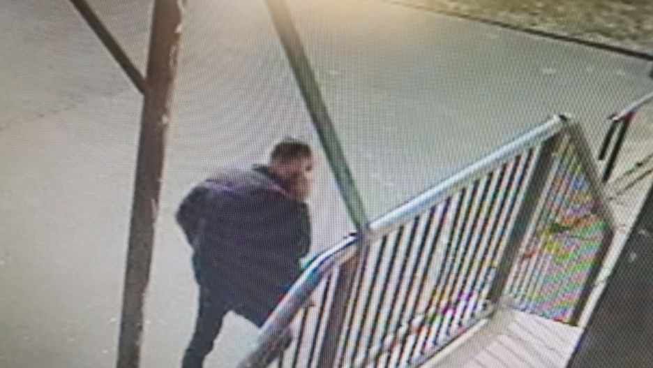 Policja poszukuje mężczyzny uwiecznionego na nagraniu szkolnego monitoringu