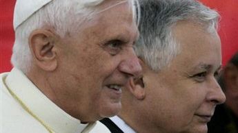 Benedykt XVI i Lech Kaczyński na lotnisku Okęcie