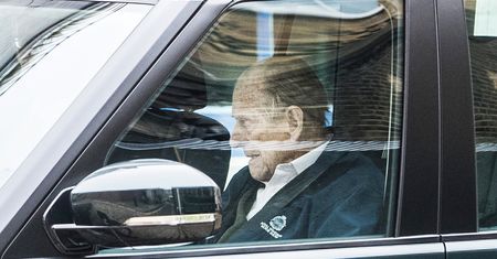 Książę Filip uczestniczył w wypadku. Jego range rover wylądował na boku