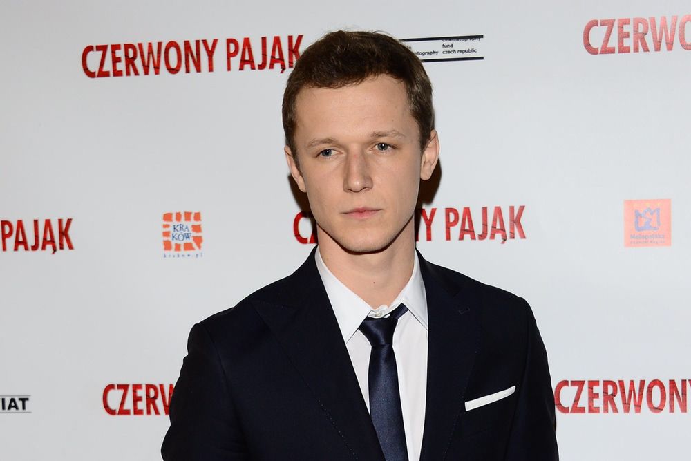 Filip Pławiak, który gra w serialu "Chyłka - Zaginięcie", jest jednym z najzdolniejszych aktorów młodego pokolenia