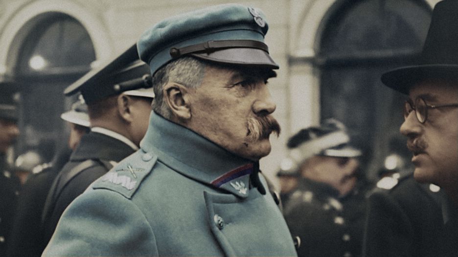 W filmie pojawia się również marszałek Piłsudski