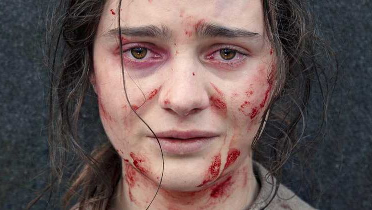 Aisling Franciosi jako Clare, anioł śmierci mszczący się za swoje krzywdy w XIX-wiecznej Australii