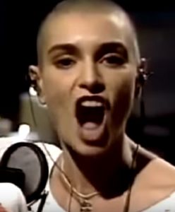 Podarcie zdjęcia Jana Pawła II na wizji wywołało skandal. Tego nie było w scenariuszu