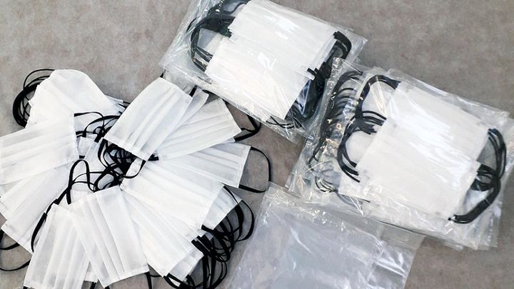 W akcję szycia maseczek włączył się również polski wytwórca mebli firma Black Red White