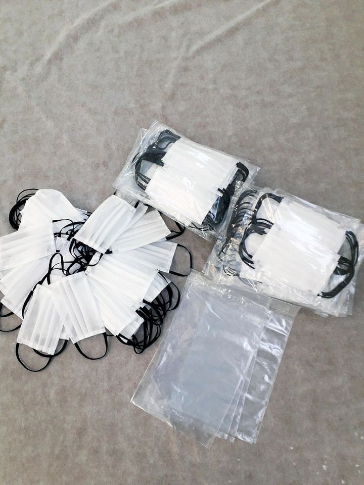 Koronawirus w Polsce. Black Red White szyje maseczki ochronne dla Instytutu Matki i Dziecka