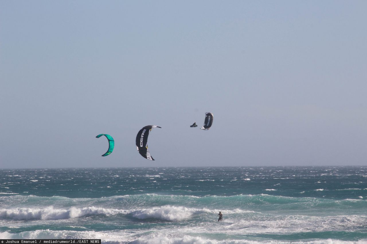 Białogóra. Nie żyje kitesurfer. Bałtyk wyrzucił go na plażę