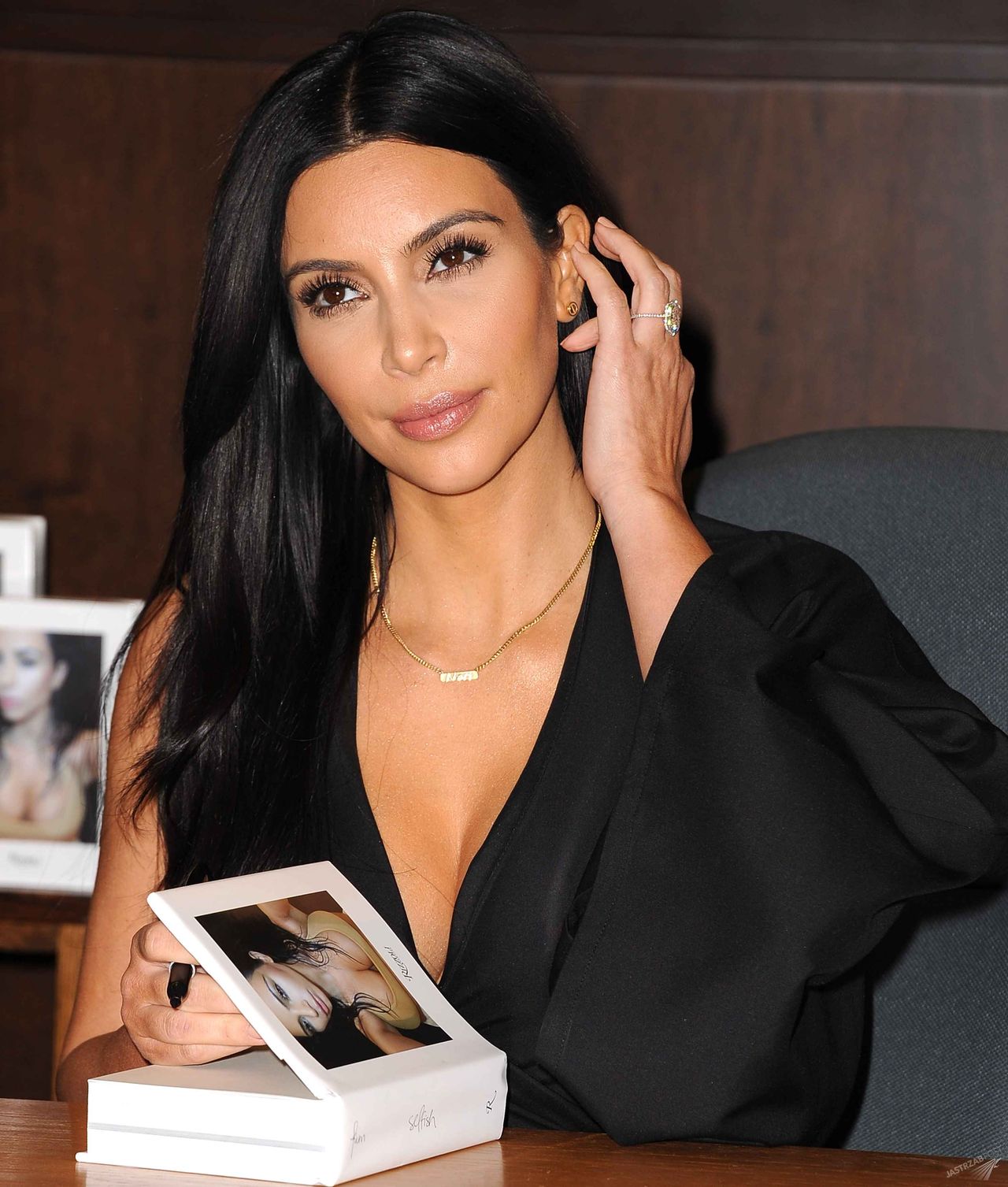 Kim Kardashian z książką Selfish