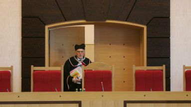 Prezes TK Marek Safjan w drodze na rozprawę