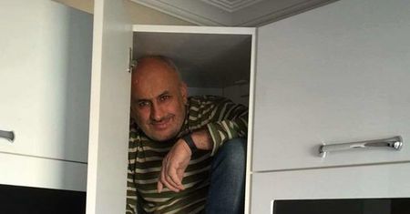 Stolarz wszedł do szafki. To musiało tak się skończyć