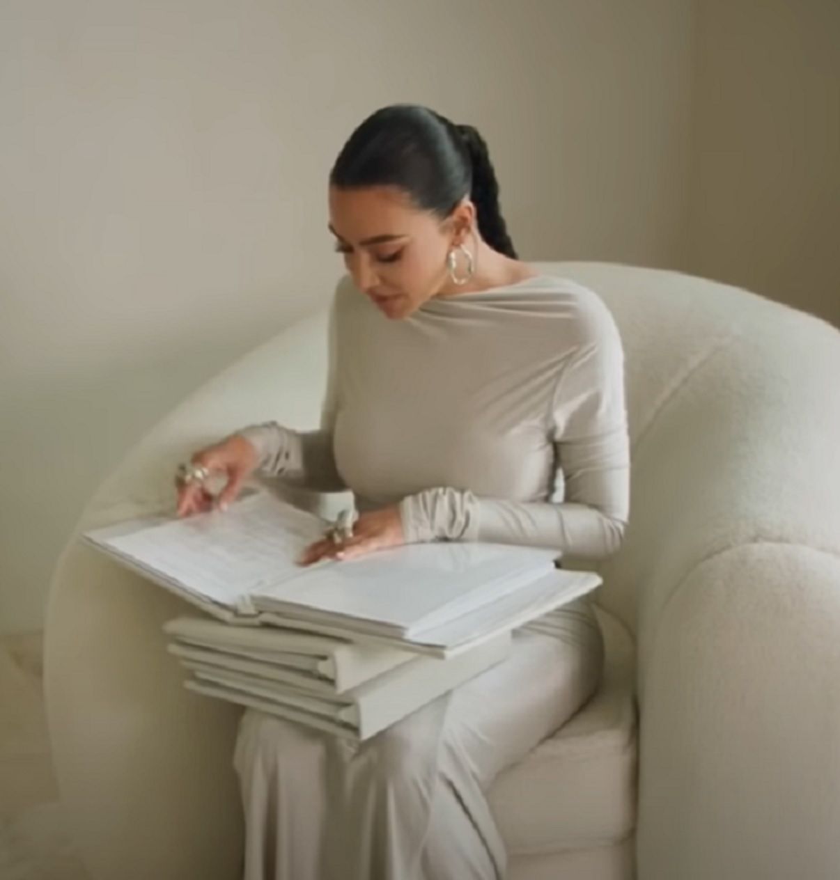 Dom Kim Kardashian - screen YouTube