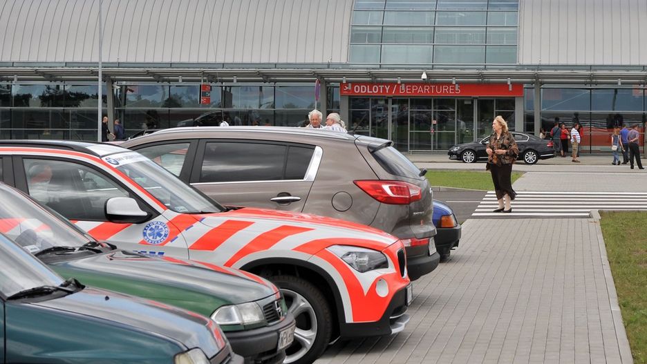 Odstawiając bliskich na lotnisko trzeba się spieszyć. Za opóźnienie trzeba zapłacić nawet 25 zł