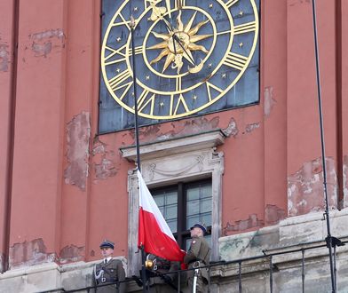 Polska flaga na Zamku Królewskim. W internecie wrze od komentarzy
