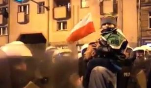 Marsz narodowców we Wrocławiu. Mężczyzna z dzieckiem na ramionach szarpał się z policją