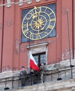 Polska flaga na Zamku Królewskim. W internecie wrze od komentarzy