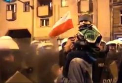 Marsz narodowców we Wrocławiu. Mężczyzna z dzieckiem na ramionach szarpał się z policją