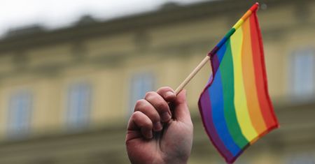 Parlament Europejski po raz pierwszy wywiesza tęczową flagę. PiS protestuje