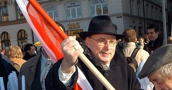 Jan Rokita rozdawał biało-czerwone flagi