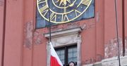 Polska flaga na Zamku Królewskim. W internecie wrze od komentarzy