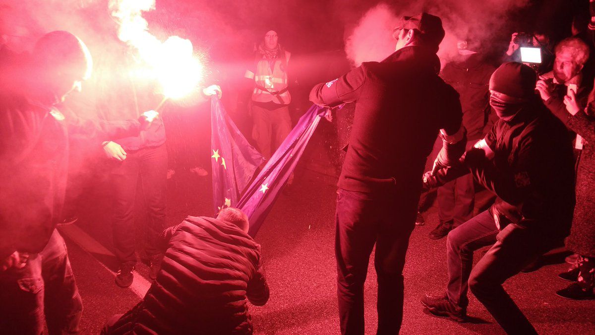 Komendant wyznaczył nagrodę za wskazanie tych, którzy spalili flagę UE. "Sprawca" sam na siebie doniósł