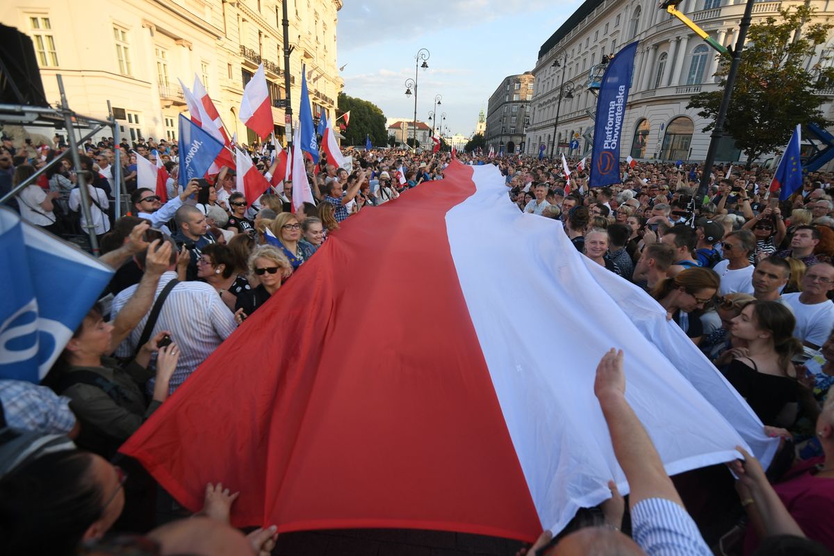 "Kto mnie opluje, gdy trzymam flagę?!". Z twórczynią ogromnej flagi Polski rozmawia Rachela Berkowska