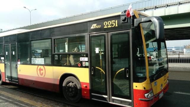 Autobus z polską flagą