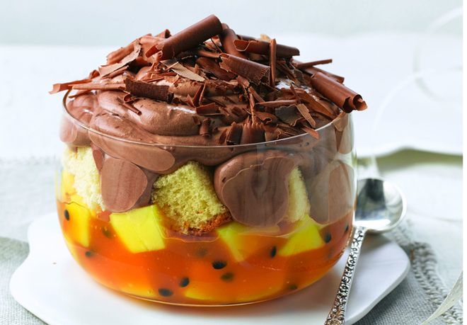 Czekoladowy trifle z ragout z mango i owoców Passiflory