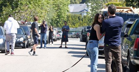 Ben Affleck i Ana de Armas wyszli na spacer. Czyhał na nich tłum paparazzi
