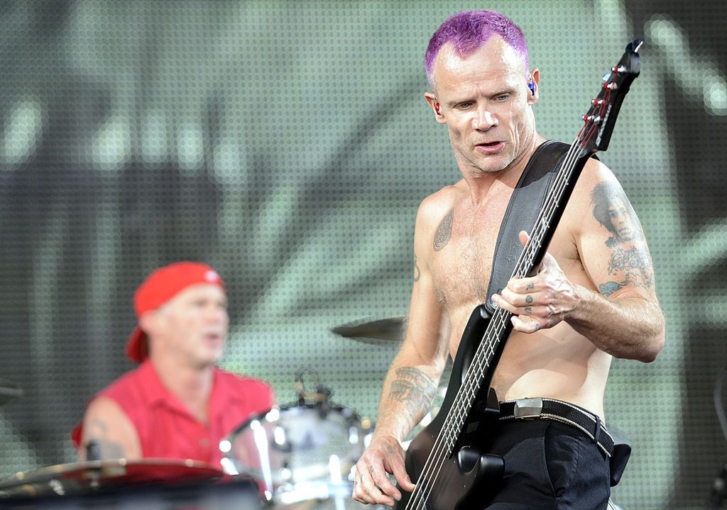 Flea na scenie z Red Hot Chili Peppers 