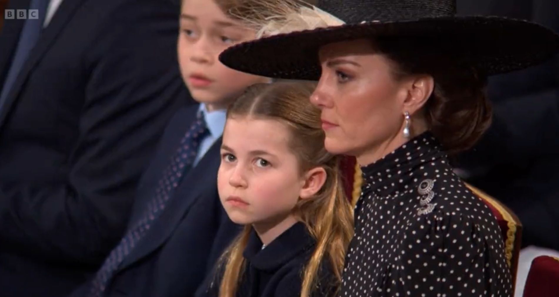 Księżniczka Charlotte stroi miny na mszy za księcia Filipa