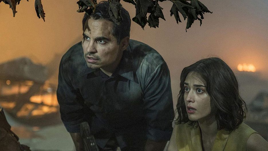 Michael Pena i Lizzy Caplan w "Extinction"
