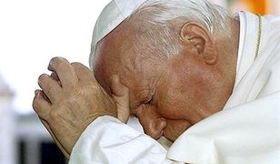 Pomnik Jana Pawła II stanie przed katedrą na Wawelu