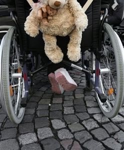 Niepełnosprawni w kolejce po wózek