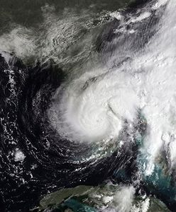 Tropikalny sztorm Fay nabiera siły nad Florydą