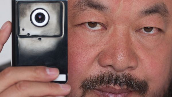 Ai Weiwei pozuje z kamerką, którą na polecenie władz musiał odłączyć od sieci
