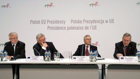 Od lewej: komisarz ds. walutowych Olli Rehn, szef Eurogrupy Jean-Claude Juncker, szef EBC Jean-Claude Trichet, Klaus Regling, kierujący Europejskim Funduszem Stabilności Finansowej