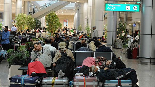 Turyści oczekujący na samolot